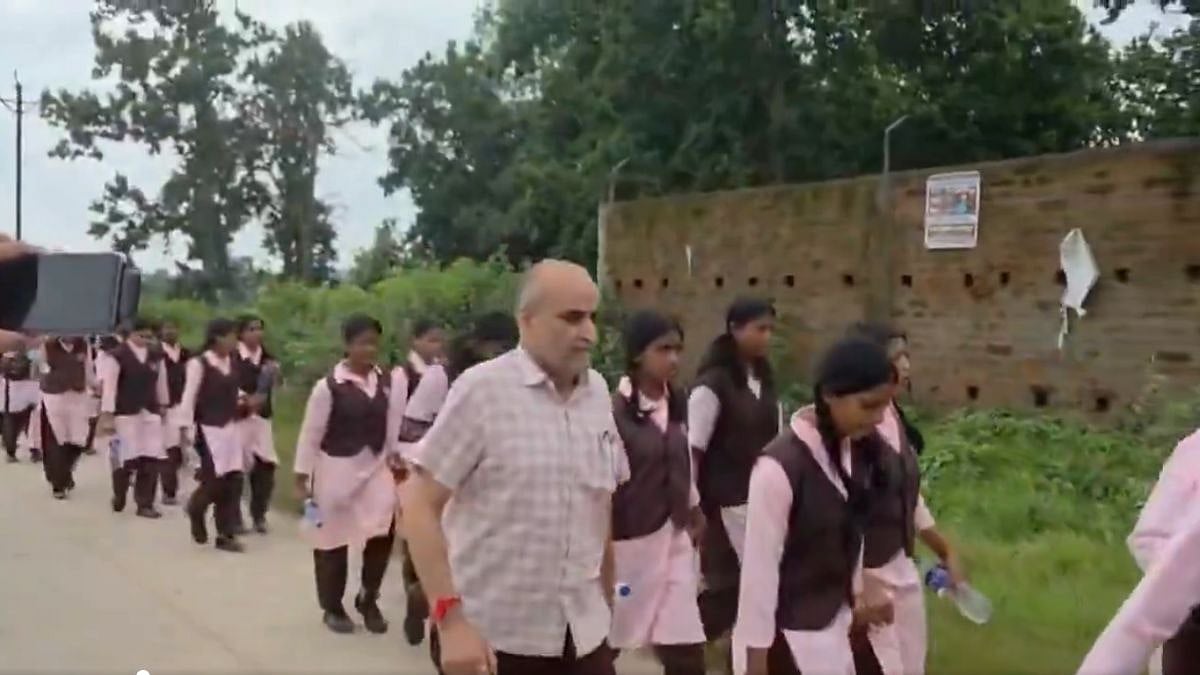 Chhattisgarh: Over 100 Surguja Eklavya School Girls March Nearly 20 Km To Meet Collector Over Power Cuts, Poor Teaching & Food Issues | Watch