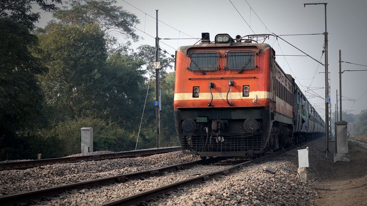 Heartbreaking! 9-Month-Old Falls From Moving Seemanchal Express, Body Found After 23 Hours; Parents Face Further Agony