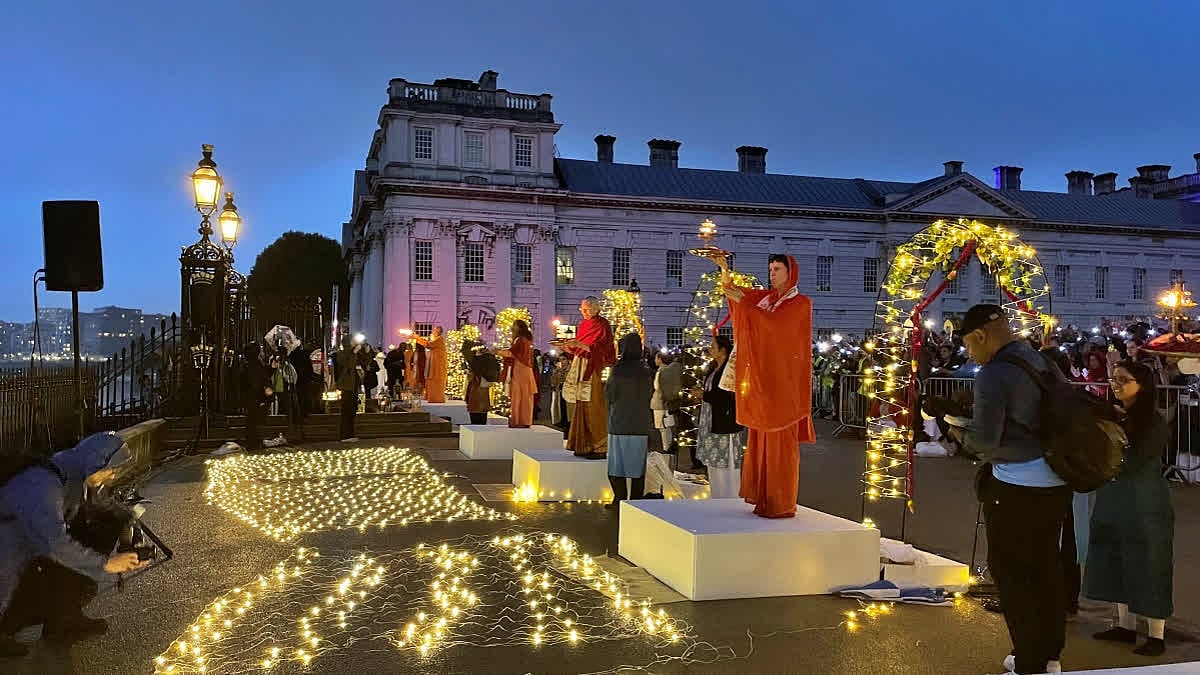 London Hosts First Ganga Aarti On The United Kingdom's Thames River; Thousands Participate In Ceremony