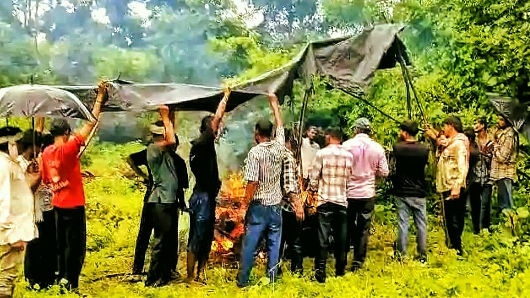 No Shelter Even For Last Rites! Two Cremations Held Under Tarpaulin Amid Heavy Rain In MP's Udaigarh