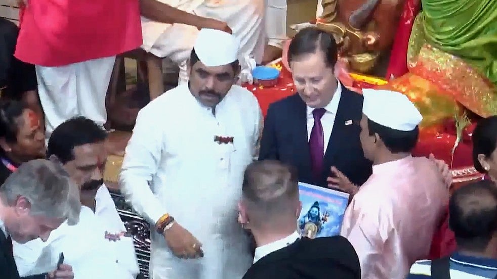 'Absolutely Incredible, Honoured To Be Here': US Ambassador Sergio Gor Offers Prayers At Lalbaugcha Raja On Ganesh Chaturthi | VIDEO 