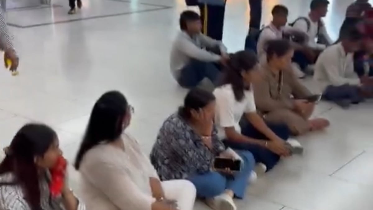 SpiceJet Passengers Stage Sit-In Protest At Delhi Airport After Dubai Flights Delayed Over 24 Hours - VIDEO
