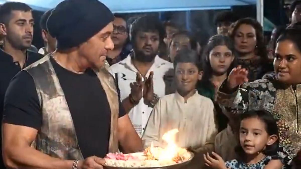 Salman Khan Performs Aarti Incorrectly For Ganpati, Arpita Khan Instantly Corrects Him | Video