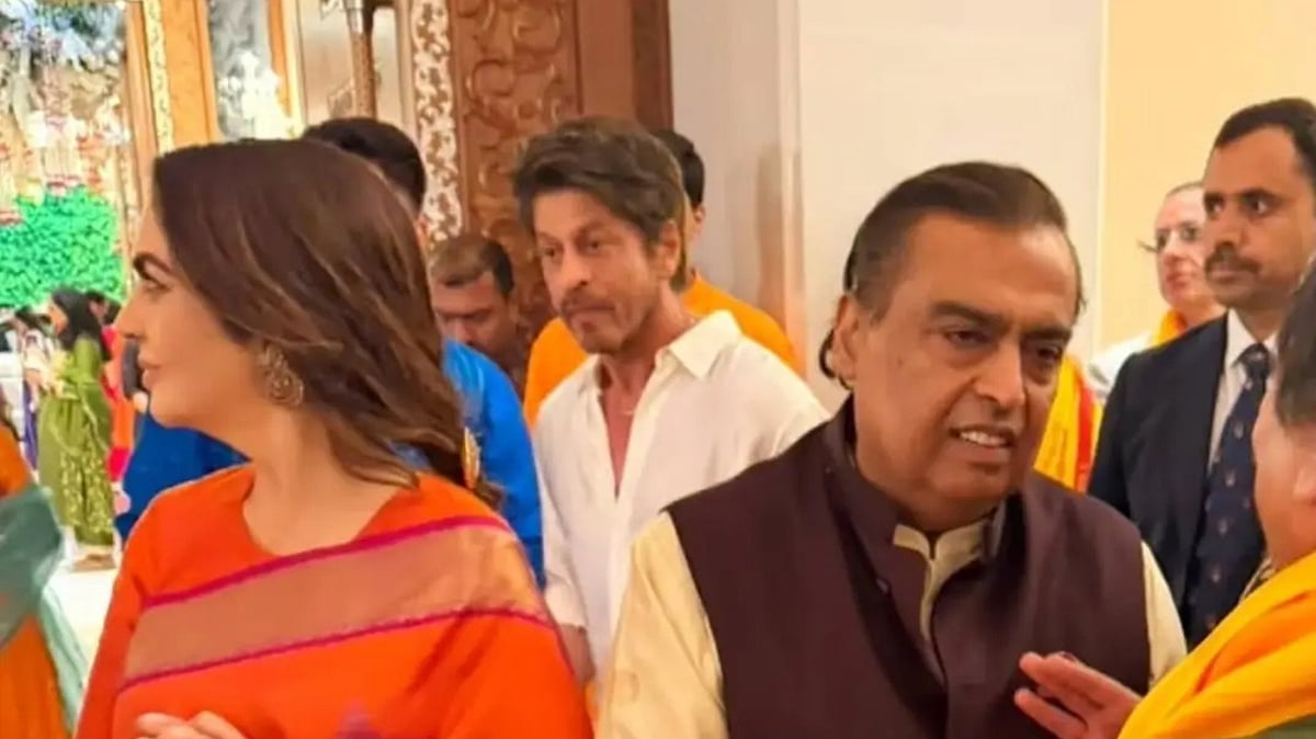 Shah Rukh Khan Avoids Paparazzi At Ambani Ganpati Bash, But Inside Photo Goes Viral