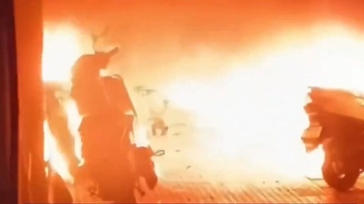 Maharashtra: Woman Hospitalised After Massive Fire Erupts In Bhiwandi Apartment Parking Area, 14 Two-Wheelers Gutted - VIDEO