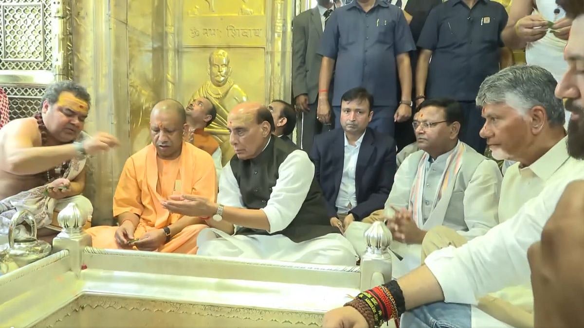 PM Modi 76th Birthday: Defence Minister Rajnath Singh, CM Yogi Adityanath Offer Prayers At Kashi Vishwanath Temple | VIDEO