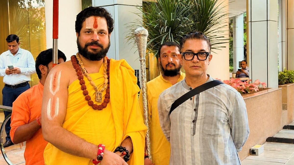 Aamir Khan Meets Jagadguru Satishacharya Maharaj Amid Ganeshotsav In Mumbai; Paparazzo Asks, ‘Kya Hone Wala Hai?’