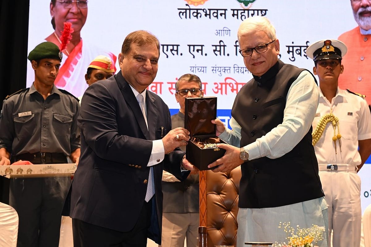Mr. Anil Harish, Provost, HSNC University felicitates Governor Shri Jishnu Dev Varma