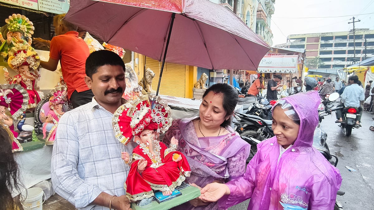 Indore Resident Sends Eco-Friendly Cow Dung Ganesha Idols Across India In Memory Of Father