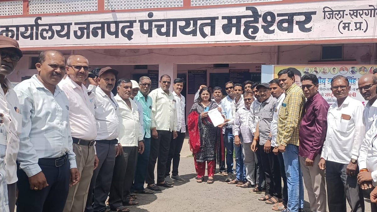Panchayat Secretaries Submit Memo Over 16 Demands In Maheshwar