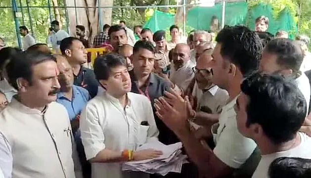 Union Minister Jyotiraditya Scindia To Collector, SP: Don't Sit In Car, Be On My Duty In Guna 