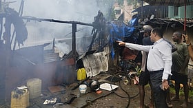 Thane Fire: 5 Temporary Structures Gutted Near Kharegaon Bridge After Cylinder Blast