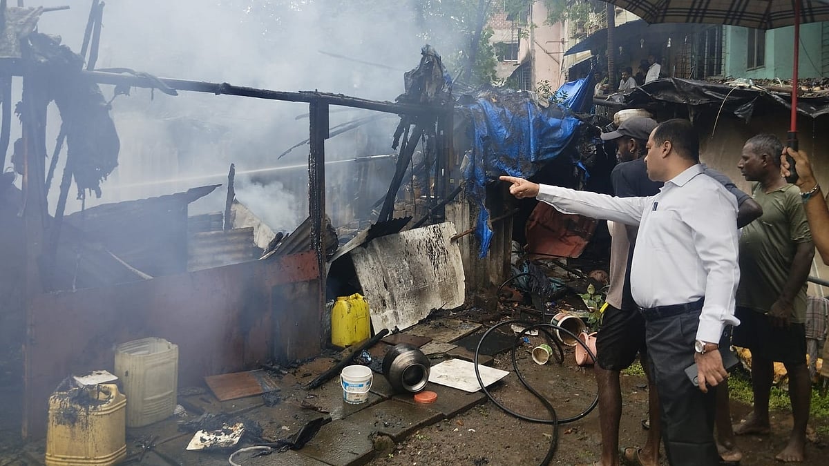 Thane Fire: 5 Temporary Structures Gutted Near Kharegaon Bridge After Cylinder Blast