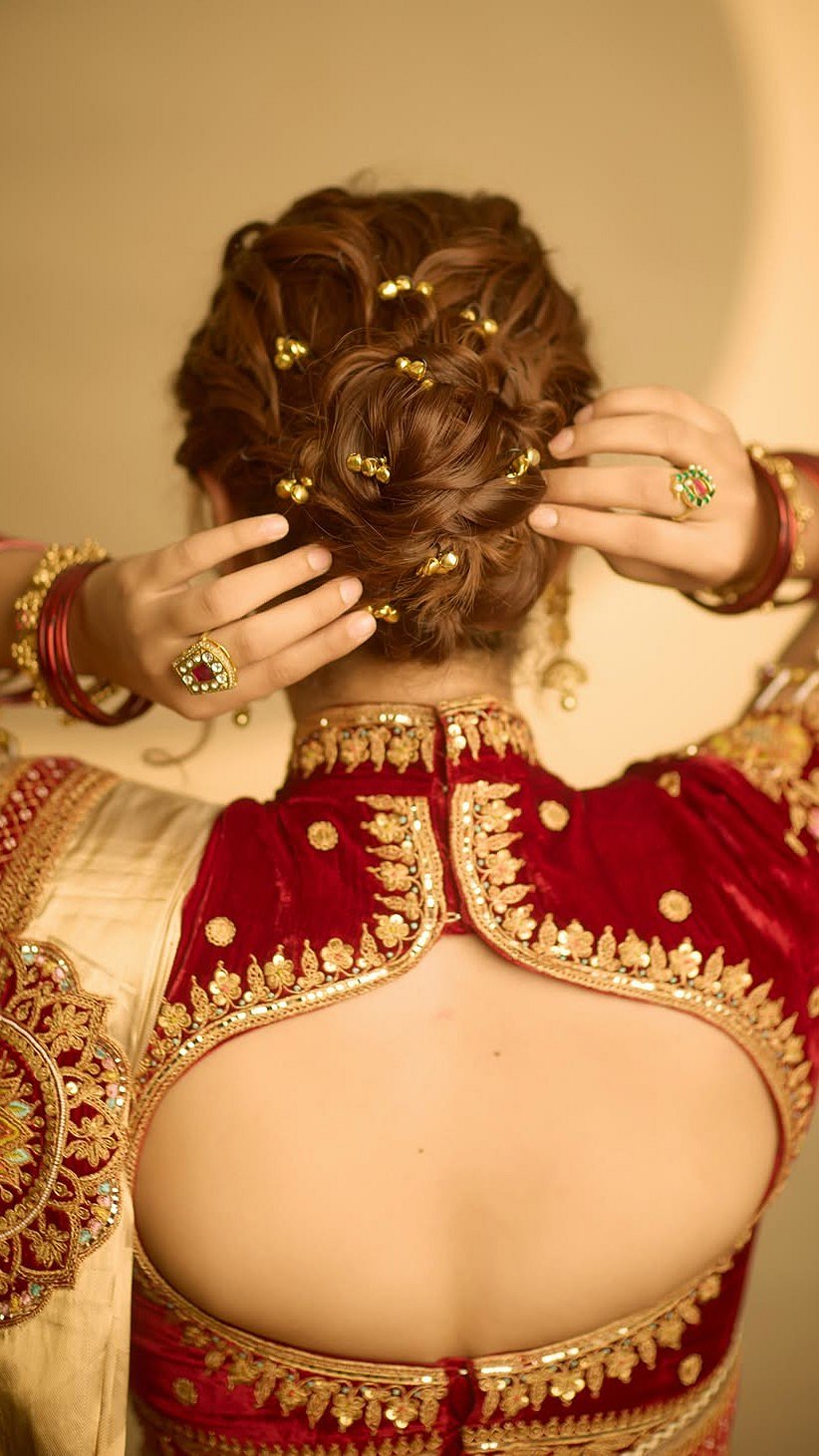 Ayesha rounded off her Maharashrian glam with an elaborate braided updo decorated with tiny ghungroo ornaments, while loose tendrils softened the hairstyle

