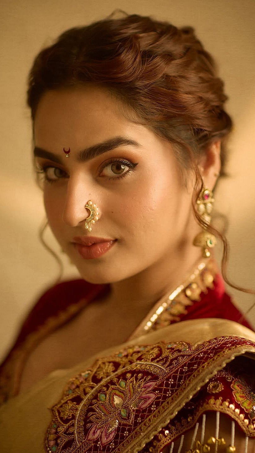 A dewy skin, warm eyes with linear, luminous-rosy cheeks, a nude glossy lip and a small chandrakor bindi completed her festive beauty look