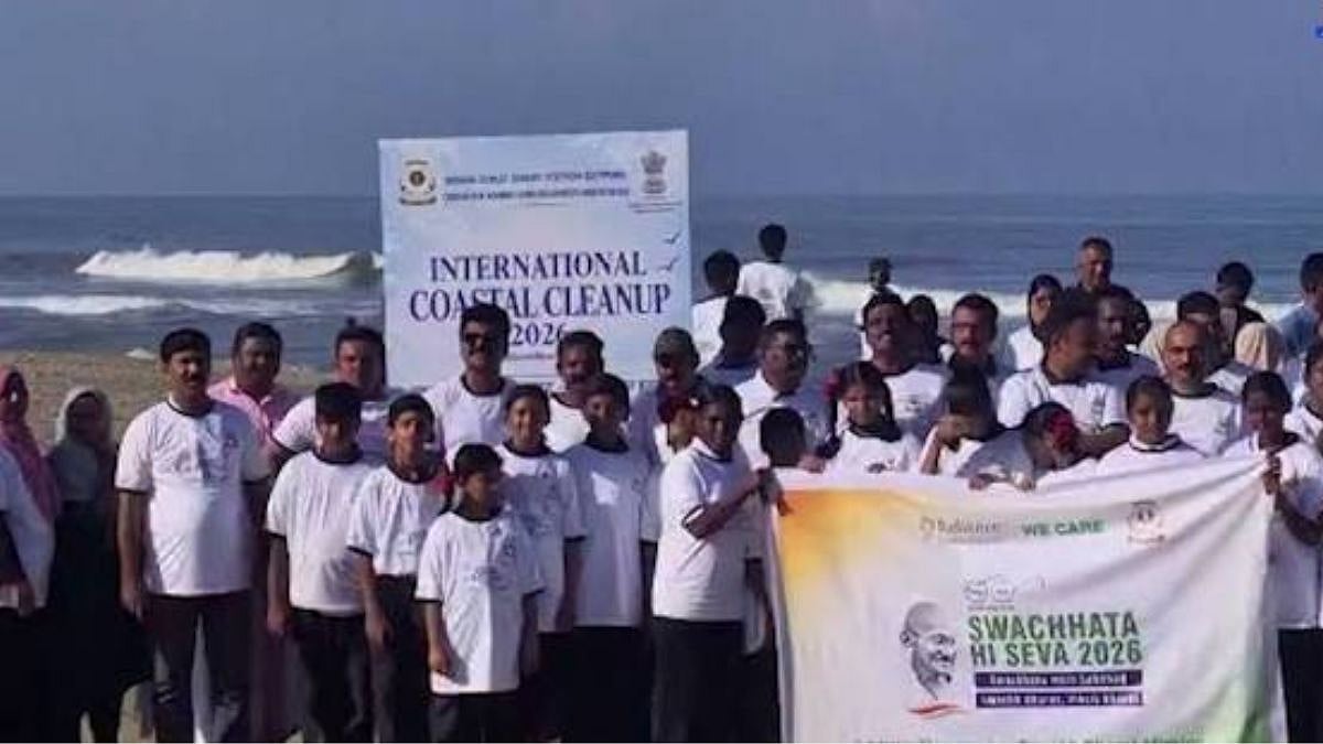 ‘Swachh Sagar, Surakshit Sagar’ Coastal Cleaning Drive Held At Keralam's Kozhikode Beach  