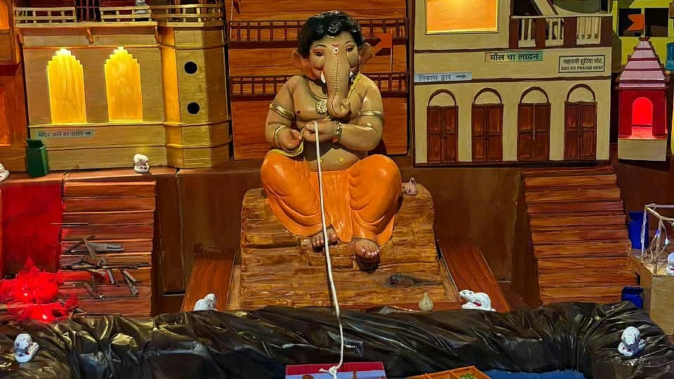 Bhiwandi Ganpati Decoration 2026: Kesari Family Recreates Varanasi Ganga Ghats With Eco-Friendly Spiritual Theme