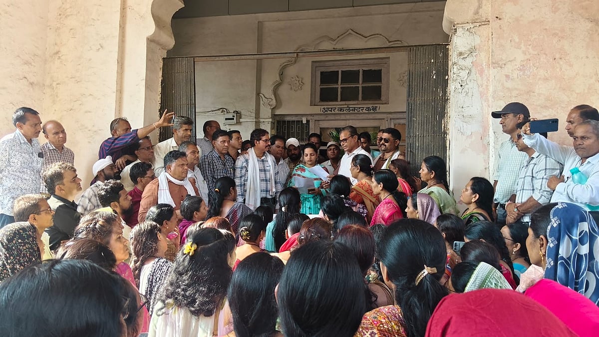 Hundreds Of Teachers Observe Mass Fast, Demand Cancellation Of TET In MP’s Dhar