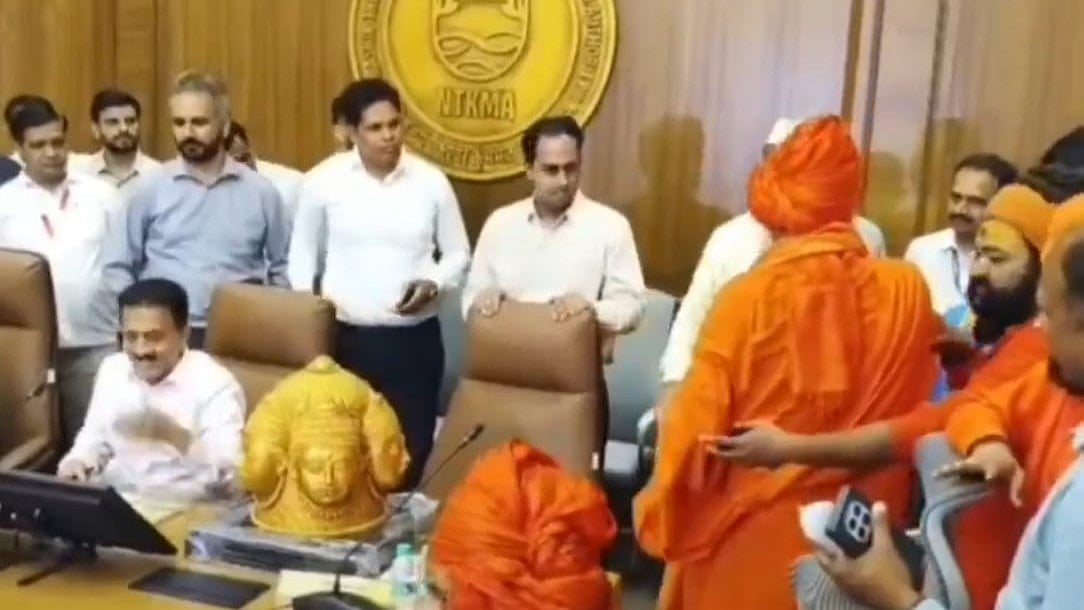 Nashik: Trimbak Raja’s Traditional Tripund Missing, Mahant Hargiri Maharaj Raises Objection
