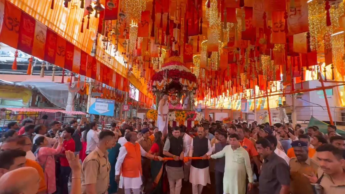 Mumbai Ganeshotsav: Siddhivinayak Ganpati Temple Conducts Parthiv Ganpati Idol Immersion Amid Dhol-Tasha & Devotees