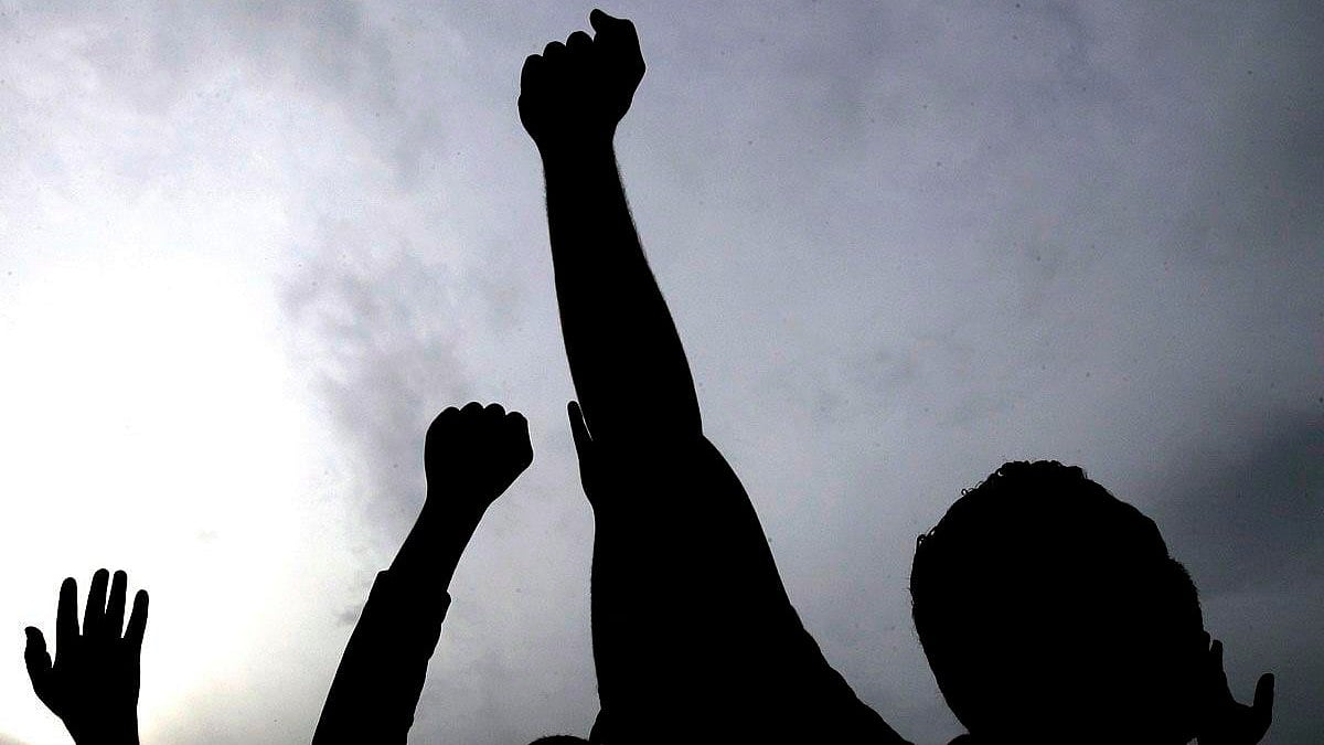 Locked Collectorate Gate Sparks Farmers’ Protest And Highway Blockade In MP’s Barwani