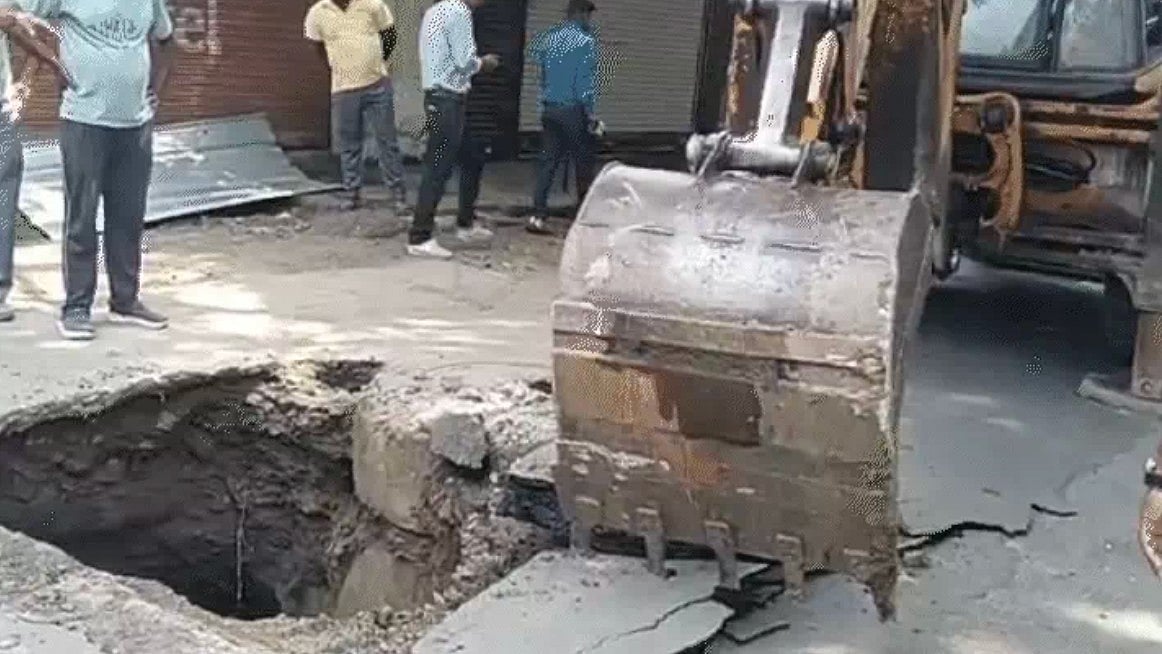 Indore Road Collapse: 10-Foot-Deep Pit Opens Outside Pandharinath Police Station