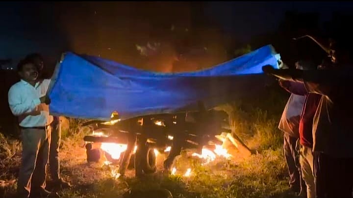 Viral Video Shows Open-Air Funeral In Rain Near Titwala As Vasundari Villagers Demand Cremation Facility