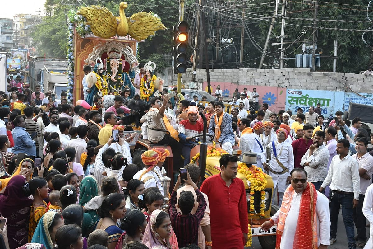 Bhopal Ganesh Visarjan: Bhopal Ke Raja Head For Immersion With Dhol & Devotees On Dol Gyaras 
