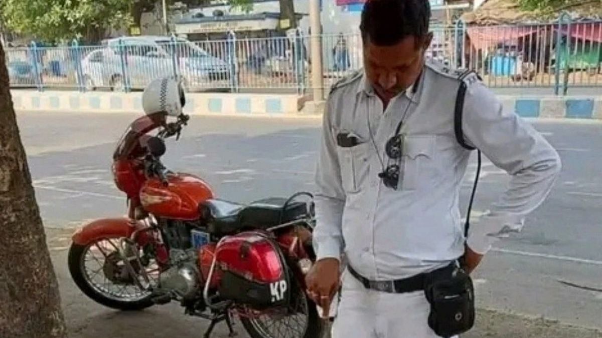 Kolkata Cop Teaches Homeless Child On Footpath While On Traffic Duty, Wins Hearts Online - VIDEO