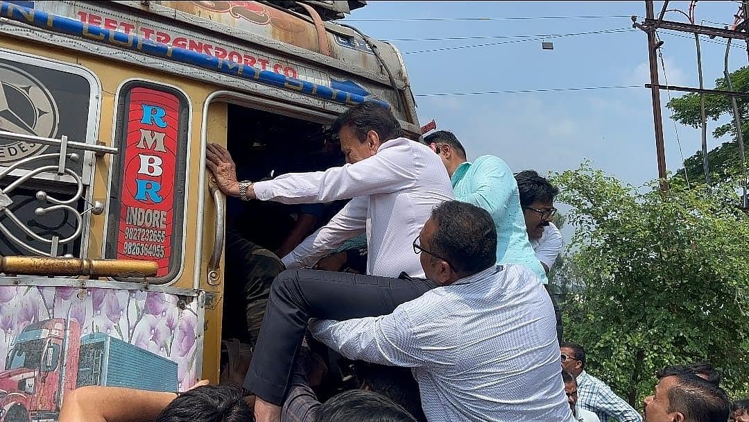 Nashik: Girish Mahajan Stops Convoy, Helps Rescue Accident Victims Near Pimpalgaon