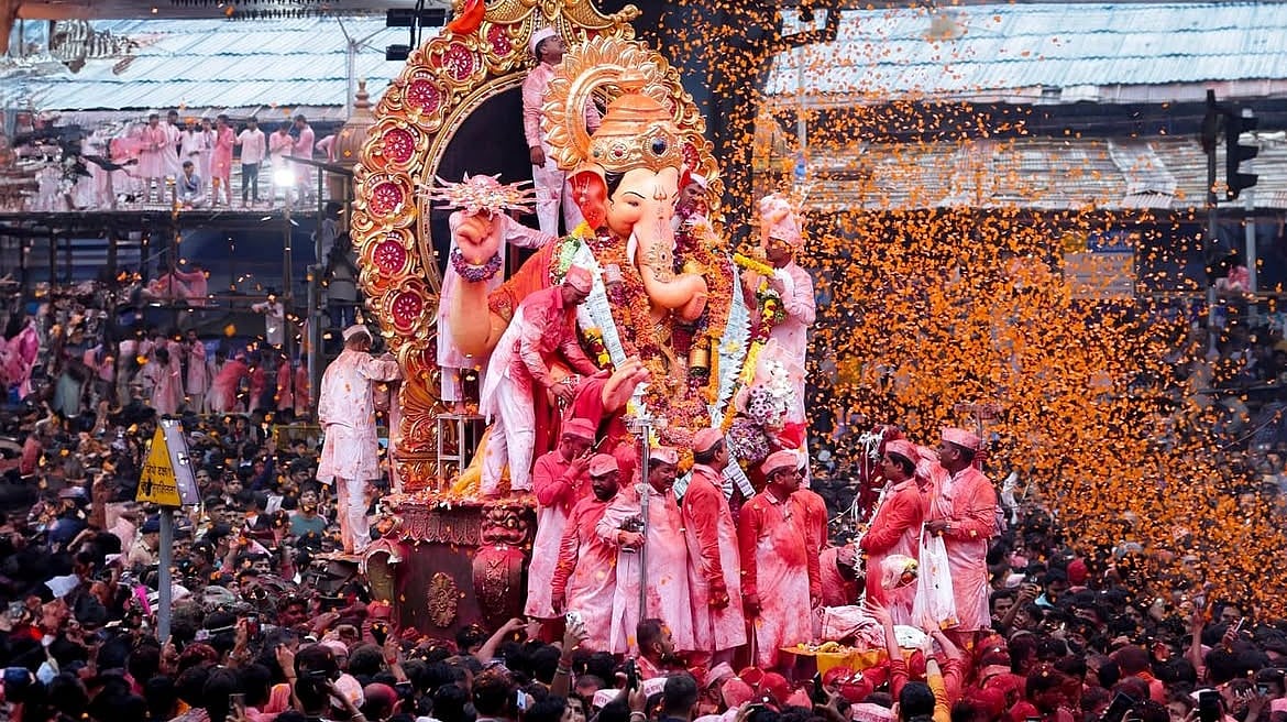 Mumbai Ganesh Visarjan 2026: Lalbaugcha Raja & Other Idols To Receive Grand Pushpavrushti Tribute By Shroff Building Inspired By Chhatrapati Shivaji Maharaj