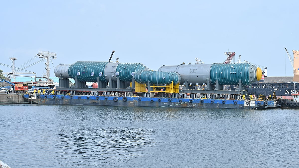 Mumbai Port Handles 718 MT Heavy Lift Cargo In Specialised Roll-Off Operation