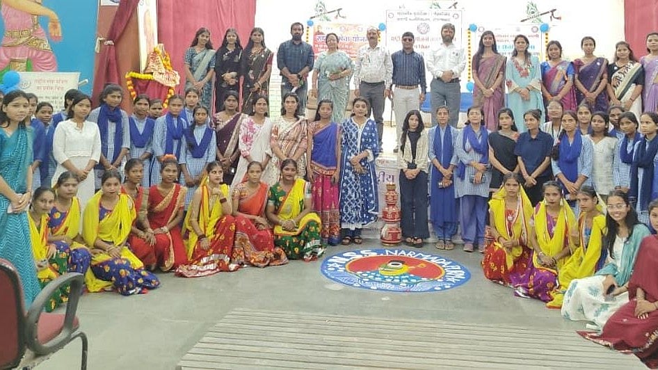 MP’s Narmadapuram Students Showcase Folk Dances From Across India During NSS Day Celebrations