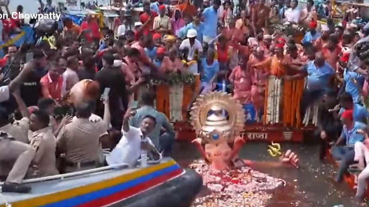 Ganesh Visarjan 2026: Exact Moment Of Lalbaugcha Raja’s Immersion In The Arabian Sea, Mumbai Says 'Pudcha Varshi Lavkar Ya' | VIDEO