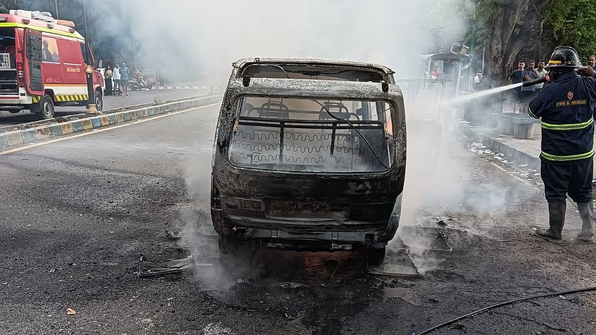 Thane: Moving Maruti Omni Catches Fire Near Upvan Lake; Fire Brigade Douses Blaze, No Injuries Reported