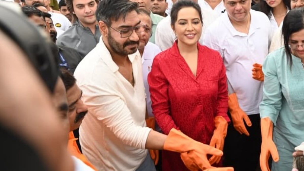 Ajay Devgn Joins Amruta Fadnavis To Clean Juhu Beach In Mumbai After Ganpati Visarjan: 'Together We Can Keep Everything Clean' - VIDEO