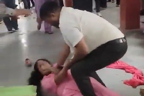 Husband Chokes Wife, Pulls Hair In Alleged Clash Inside Maharajganj Family Court After Hearing, Both Arrested; Video Goes Viral