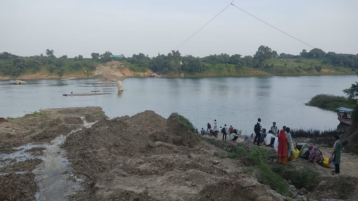 MP’s Sitamau Villagers Risk Chambal Crossing On Overloaded Steamers As Bridge Work Stalls