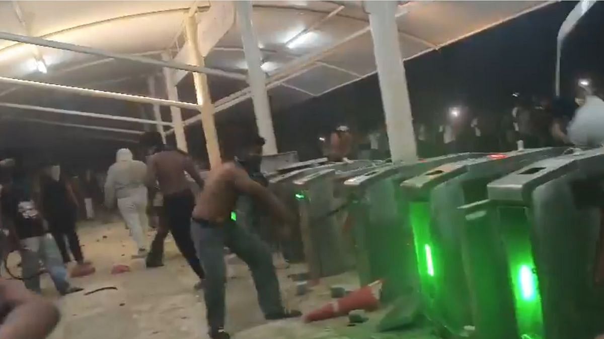 Lovely Professional University Students Go On Rampage Over Rape Claim, Vandalise Campus & Block NH-44 | Videos
