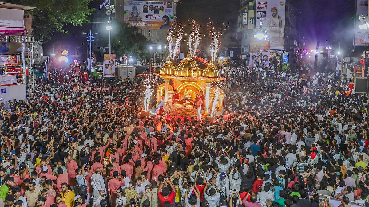 Pune: Cold-Fire Illumination, Floral Showers Mark Shrimant Bhausaheb Rangari Ganpati's Visarjan Procession