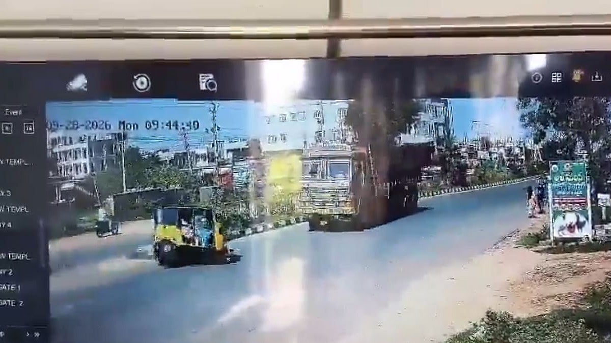 2 Dead, 5 Injured After Overloaded Autorickshaw Overturns In Telangana - VIDEO