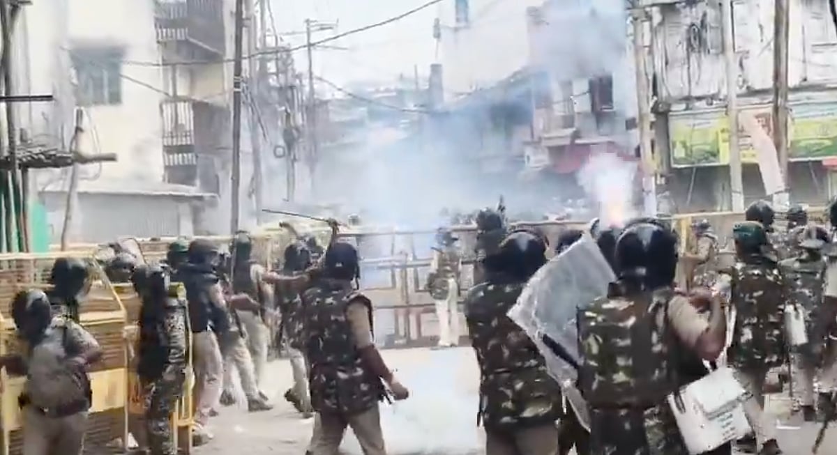 Ujjain Shahi Masjid Removal Sparks Tension; Stone-Pelting, Tear Gas Reported During Road Widening | VIDEO