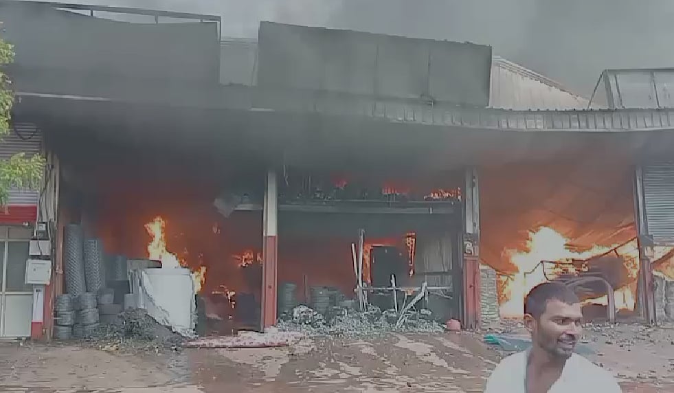 VIDEO: Massive Fire Breaks Out At Scrap Market In Latur, 5 Shops Gutted