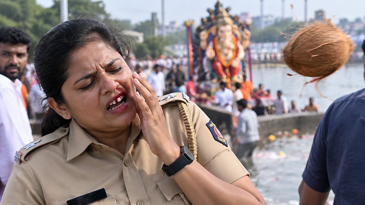 Pune: Woman Police Constable Loses Tooth After Coconut Hits Her Face During Ganpati Immersion