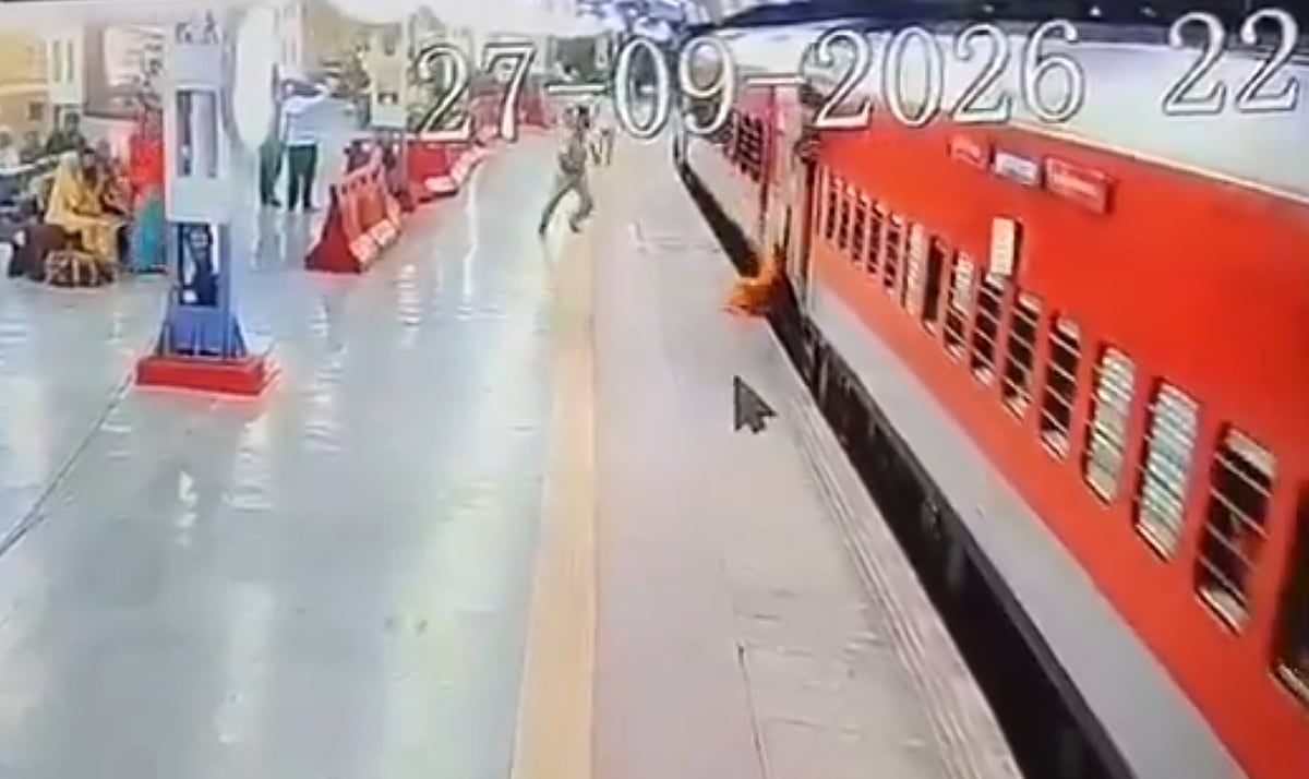 RPSF Personnel Save Woman After She Falls Under Moving Prayagraj Express; CCTV Footage Viral