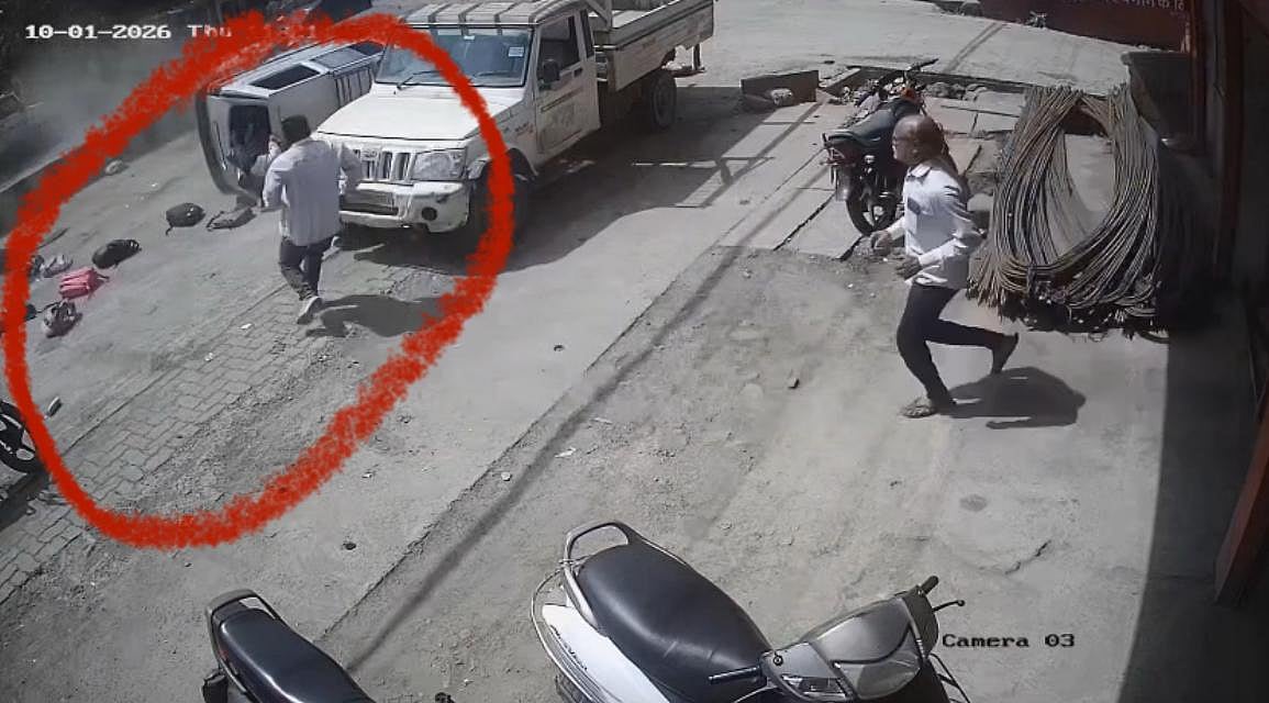 8 Students Injured After High Speed Ertiga Collides With School Van In Jabalpur; Crash Caught In CCTV