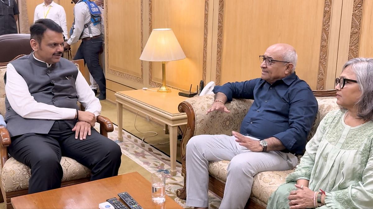Flydubai Midair Attack: Devendra Fadnavis Meets Captain Smit Machchhar's Uncle, Aunt; Hails His 'Extraordinary Courage'