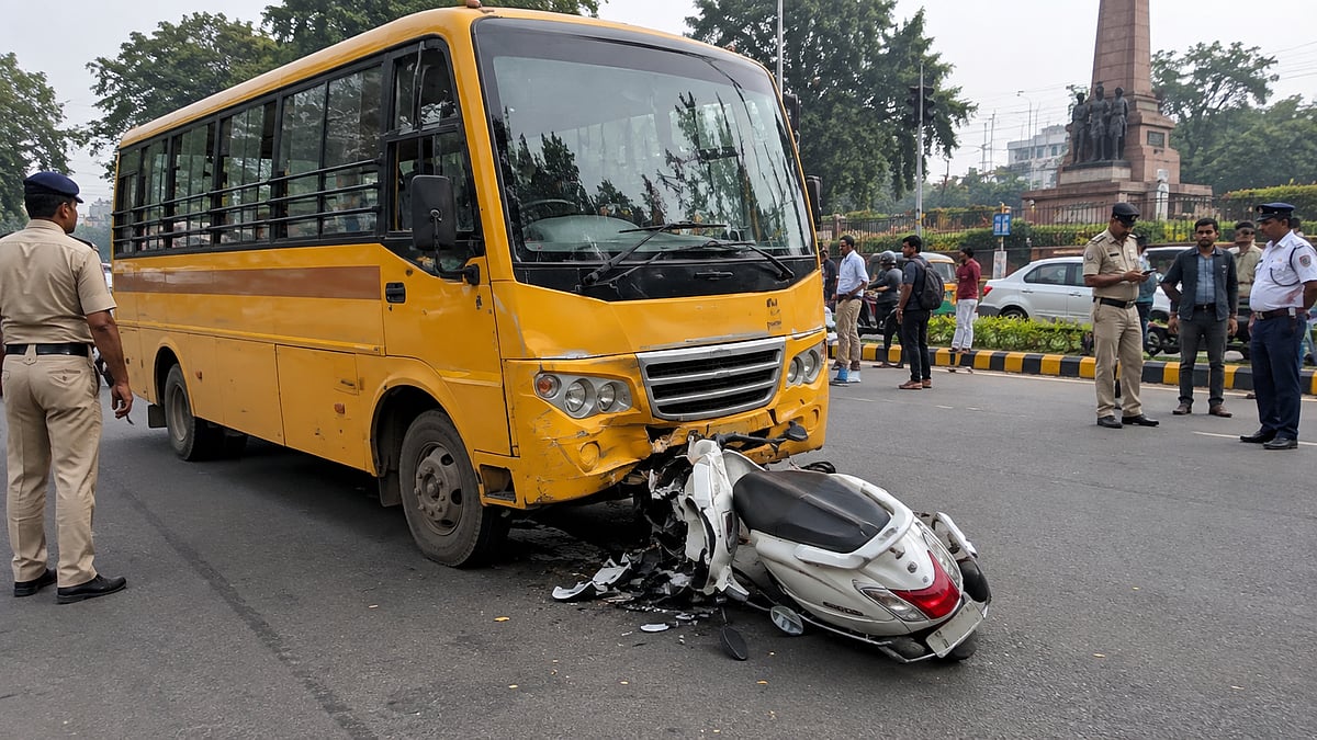 Pune: 16-Year-Old Student Dies After School Bus Collides With Scooter At War Memorial Chowk