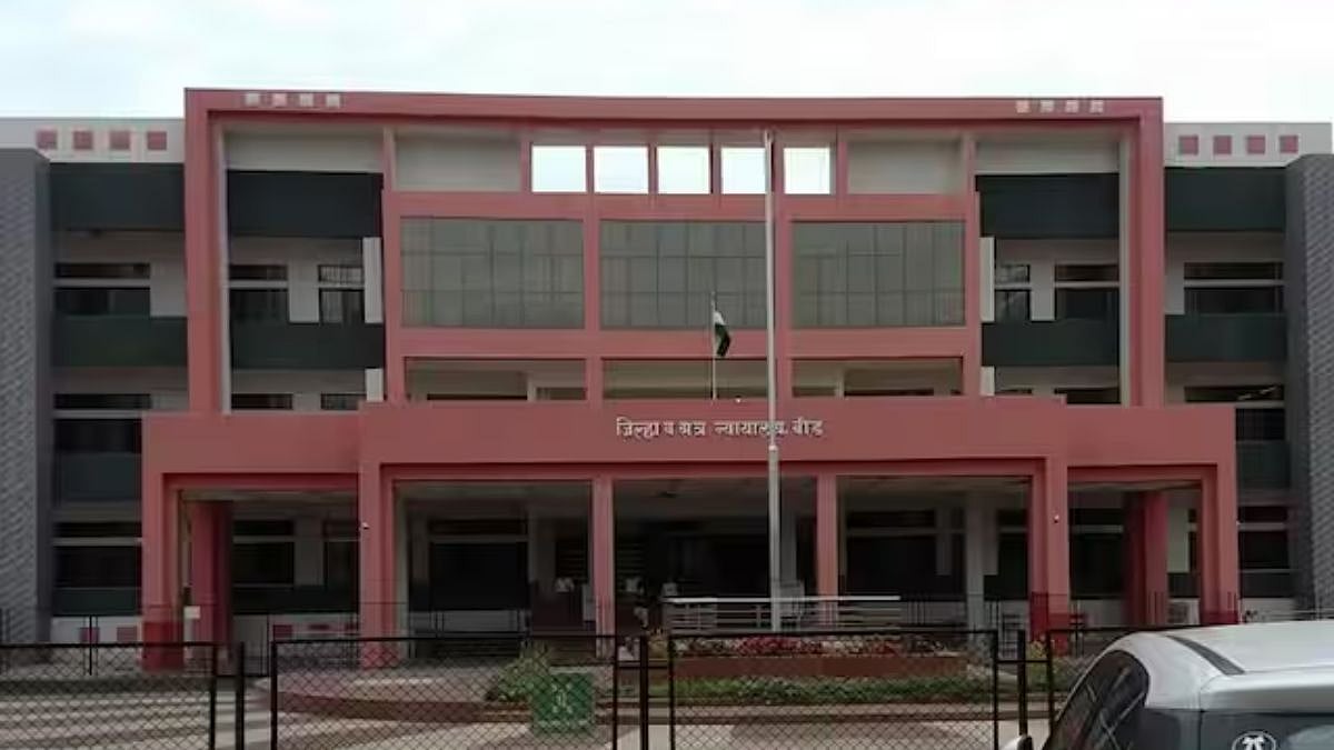 Beed Court Panic As Accused Pours Petrol On Himself, Threatens To Set Himself Ablaze Before Lawyers Intervene