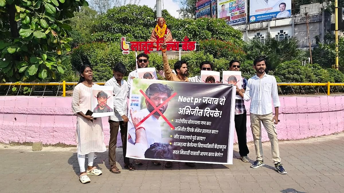 Students Protest Against CJP Convenor Abhijit Dipke In Latur, Slap Footwear To His Image